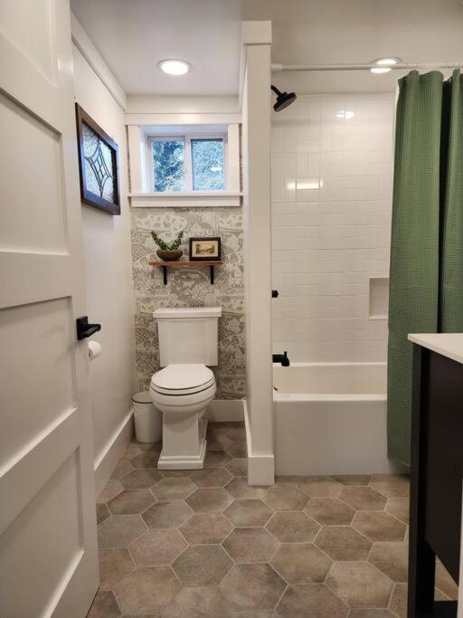 Pocono - Fully Renovated 1881 *